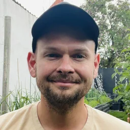 Perge Zsolt Dávid, az Élménykertész, a saját kertjében